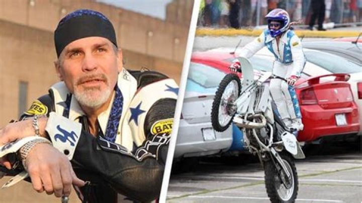 How many bones did Robbie Knievel break?