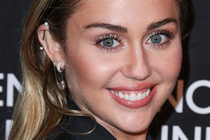 Do Miley Cyrus and her sister have the same parents? 1 Miley Cyrus